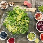 salade verte avec des condiments