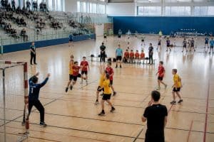 découvrez la durée d'un match de handball adaptée à chaque catégorie d'âge, des jeunes aux seniors, et comprenez les règles officielles pour chaque niveau.