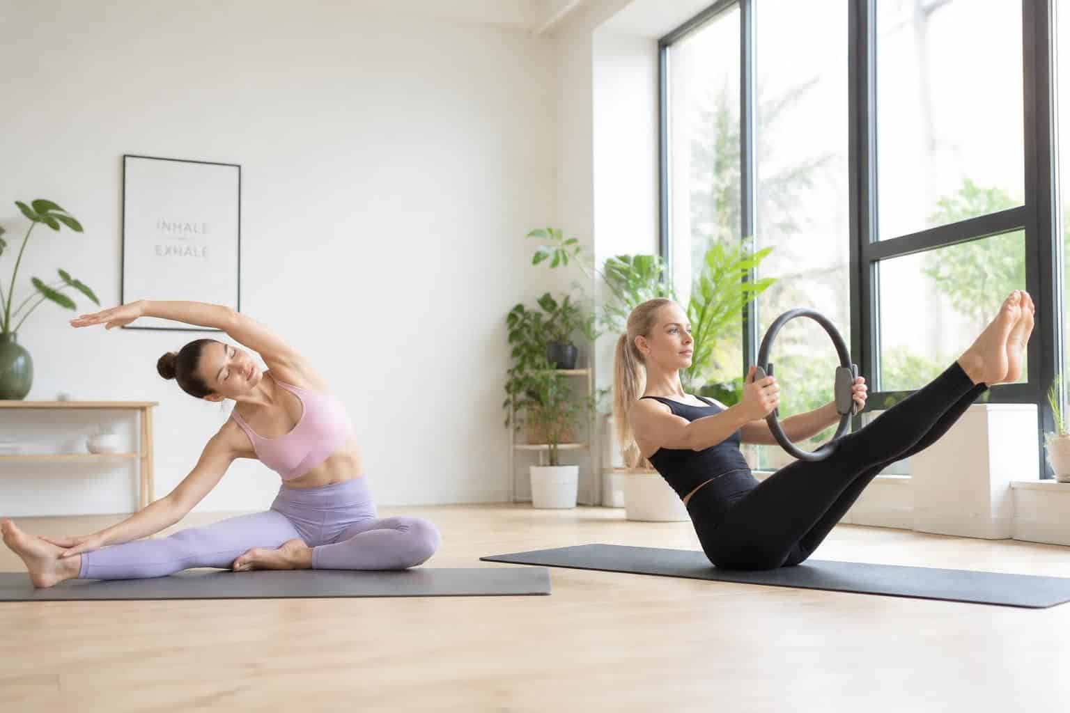 découvrez les bienfaits du stretching et du pilates pour tonifier et assouplir votre corps. comparez ces deux pratiques et choisissez celle qui vous convient le mieux pour améliorer votre bien-être et votre souplesse.