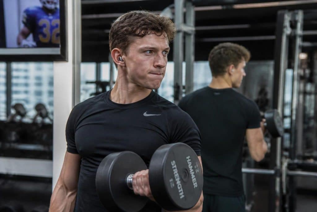 découvrez le programme de musculation inspiré de tom holland pour obtenir un corps athlétique. suivez nos conseils d'entraînement et nutrition adaptés à tous les niveaux.