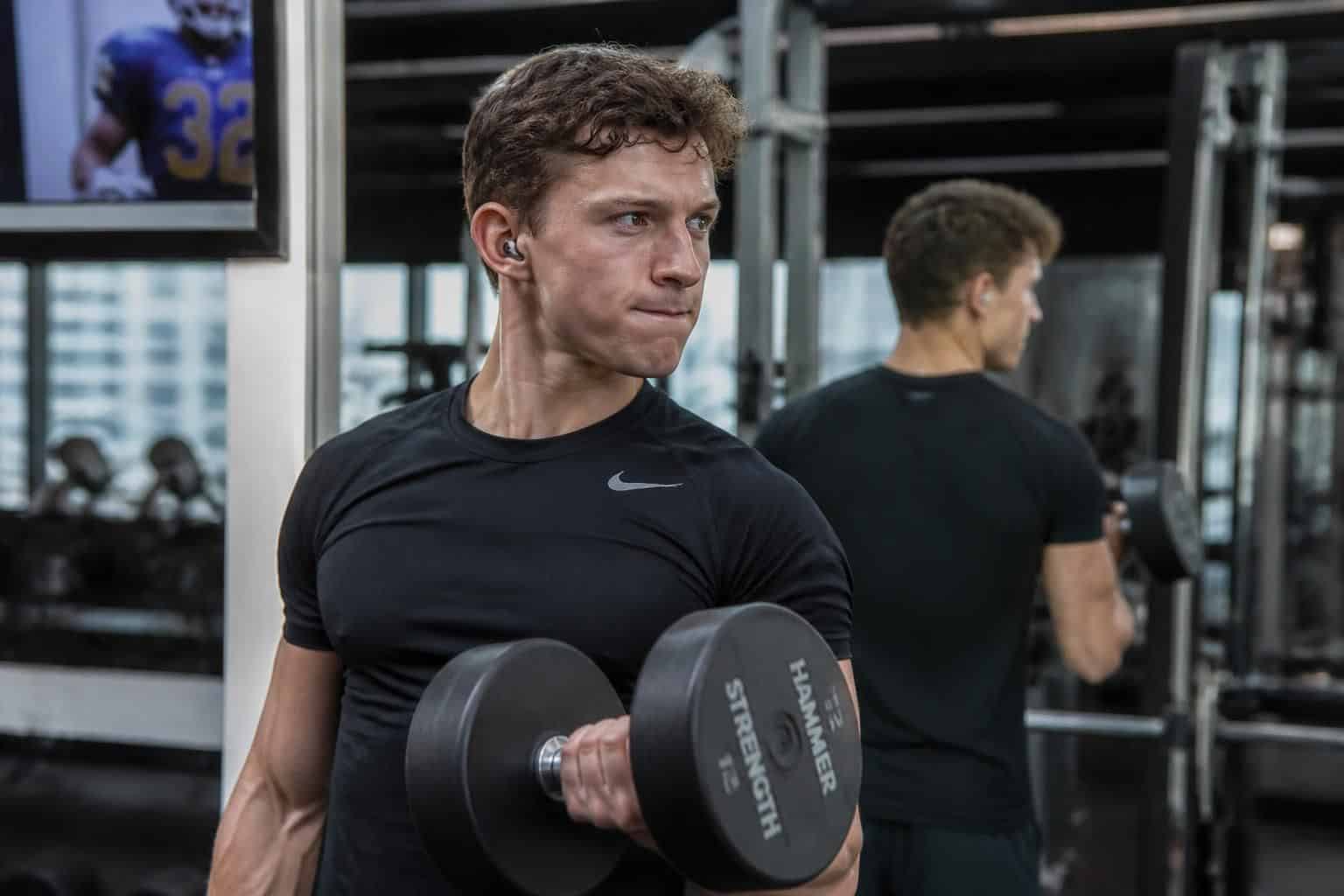découvrez le programme de musculation inspiré de tom holland pour obtenir un corps athlétique. suivez nos conseils d'entraînement et nutrition adaptés à tous les niveaux.